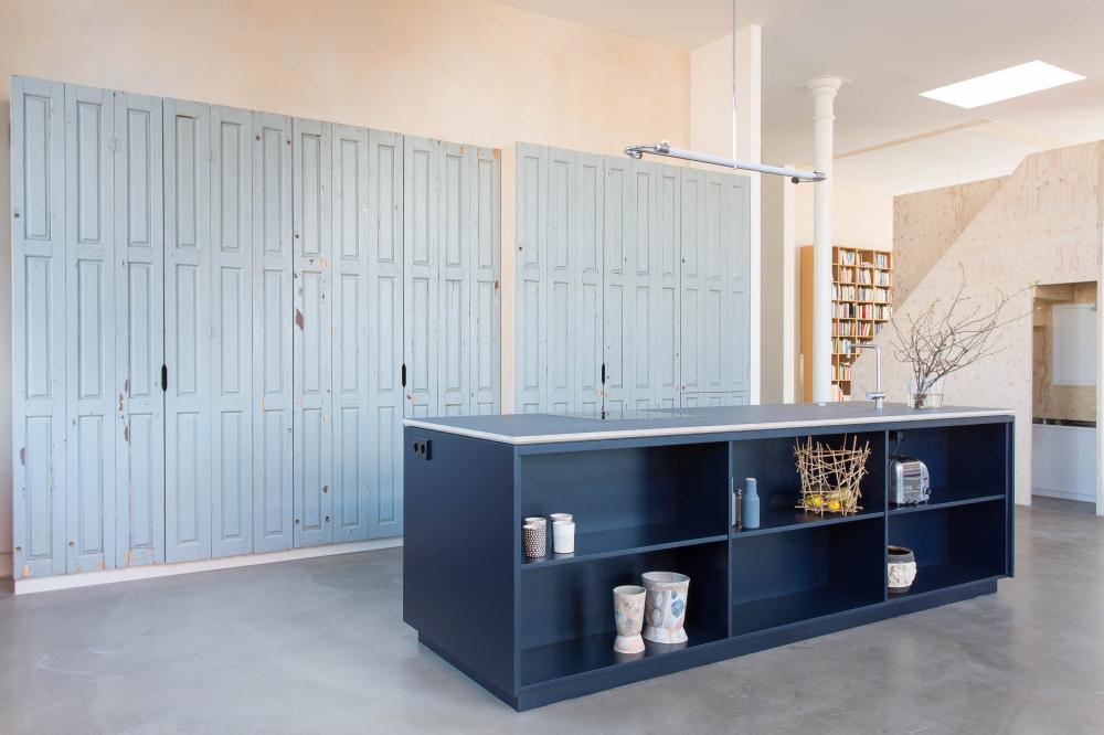 Loftküche mit Falttürfronten