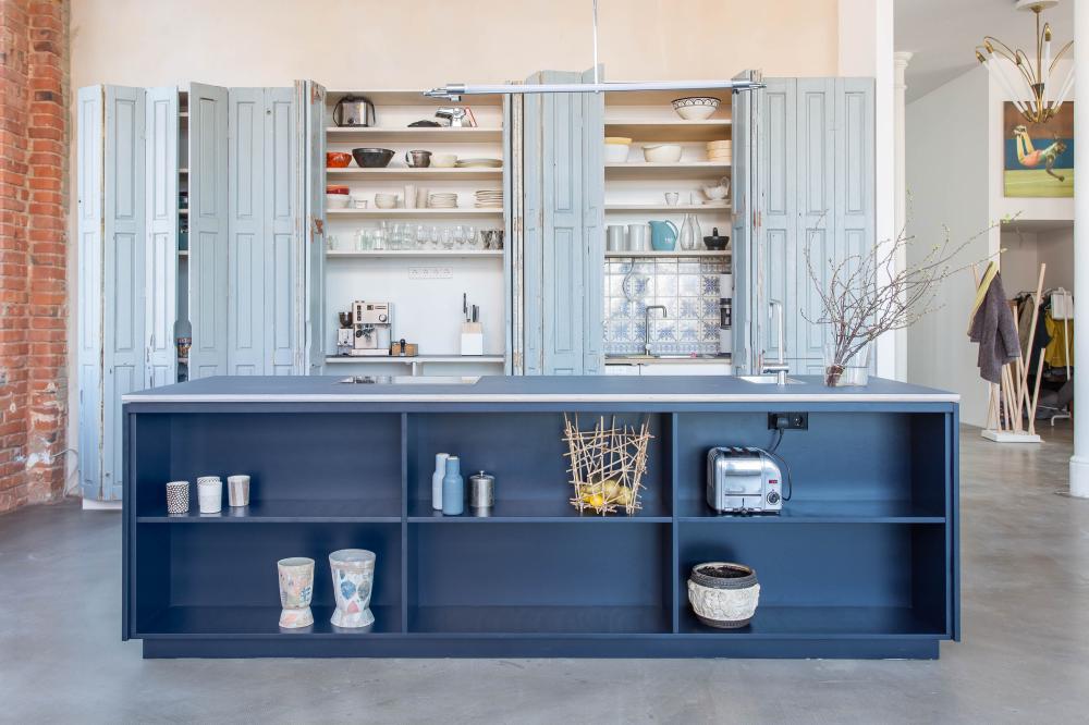 Loftküche mit Falttürfronten