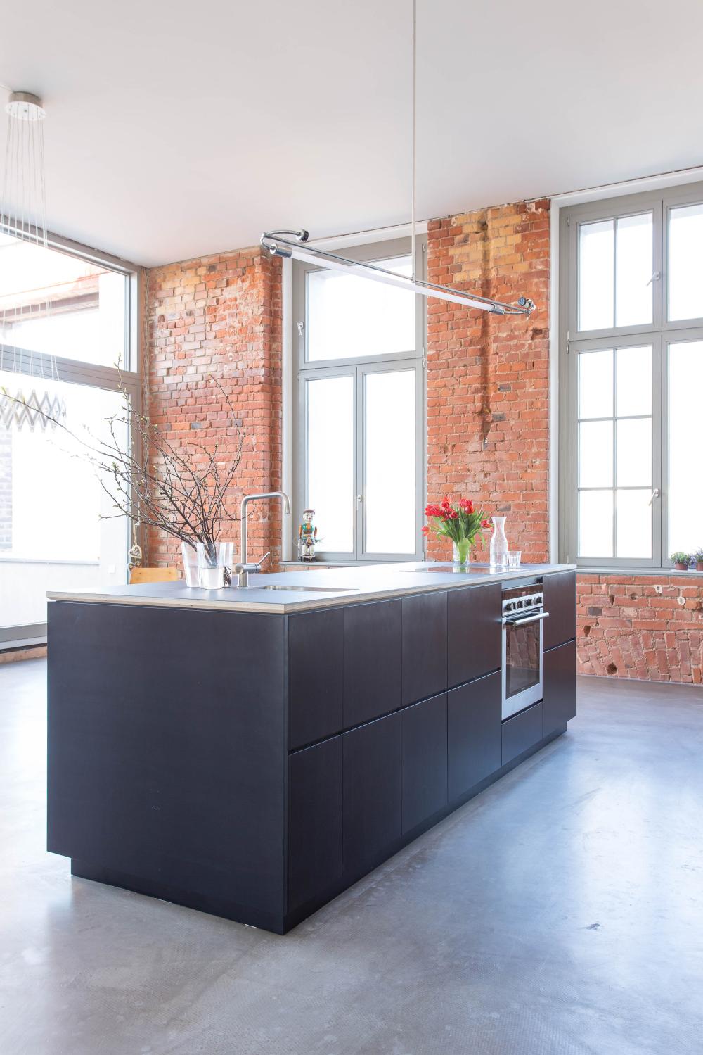 Loftküche mit Falttürfronten