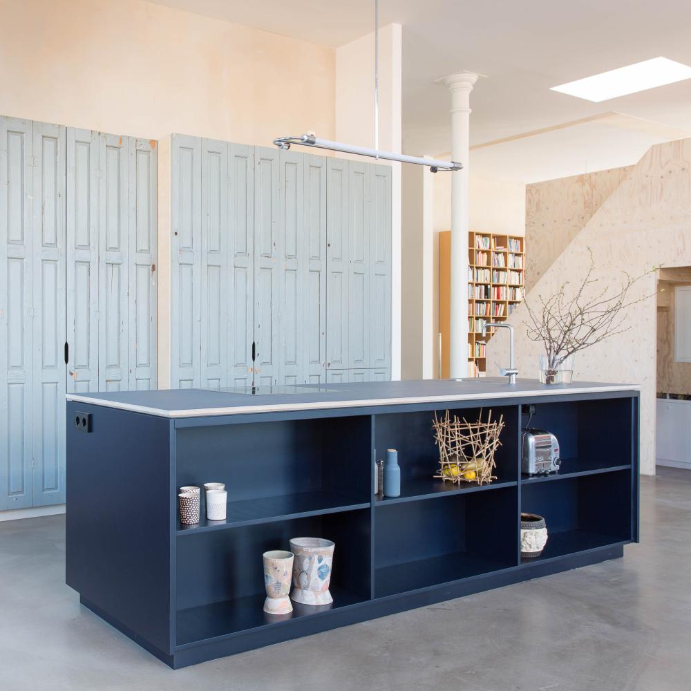 Loftküche mit Falttürfronten