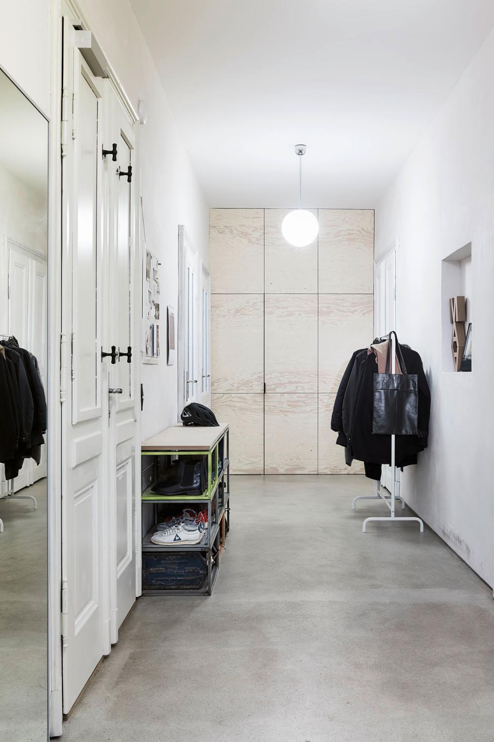 Große Loftküche, Wandverkleidung und Tapetentür