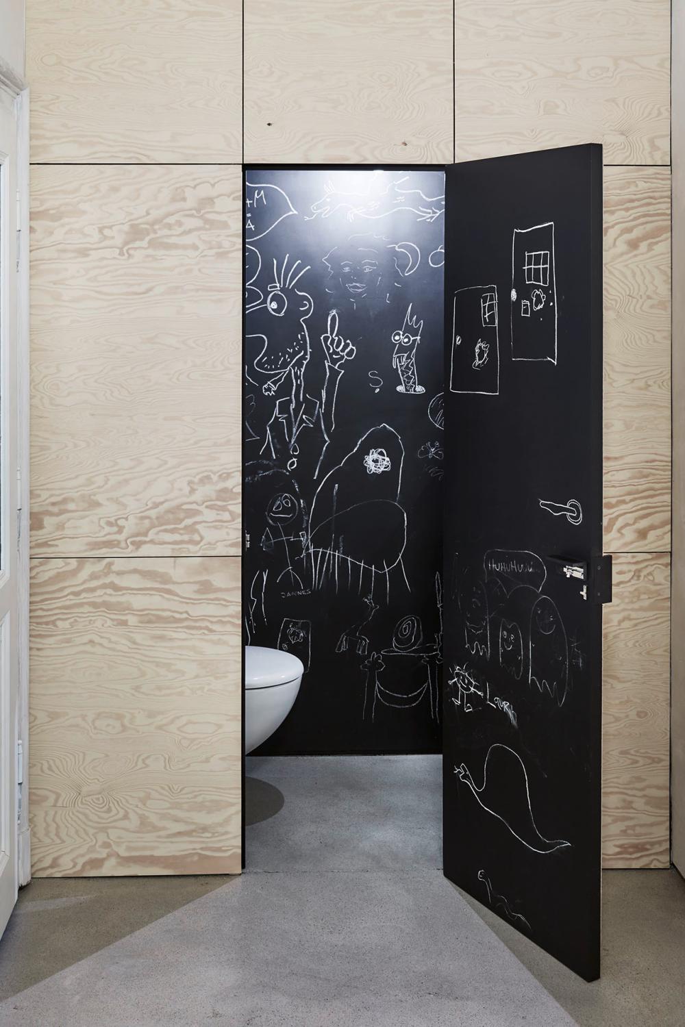 Große Loftküche, Wandverkleidung und Tapetentür