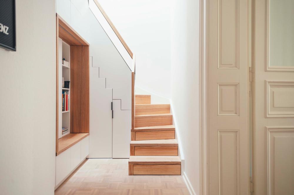 Treppe mit Schrank