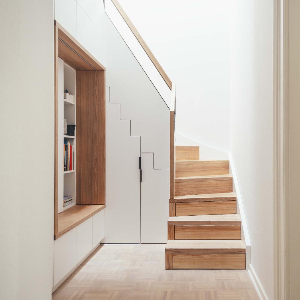 Treppe mit Schrank